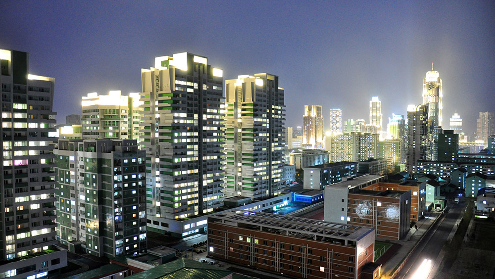黎明大街的夜景