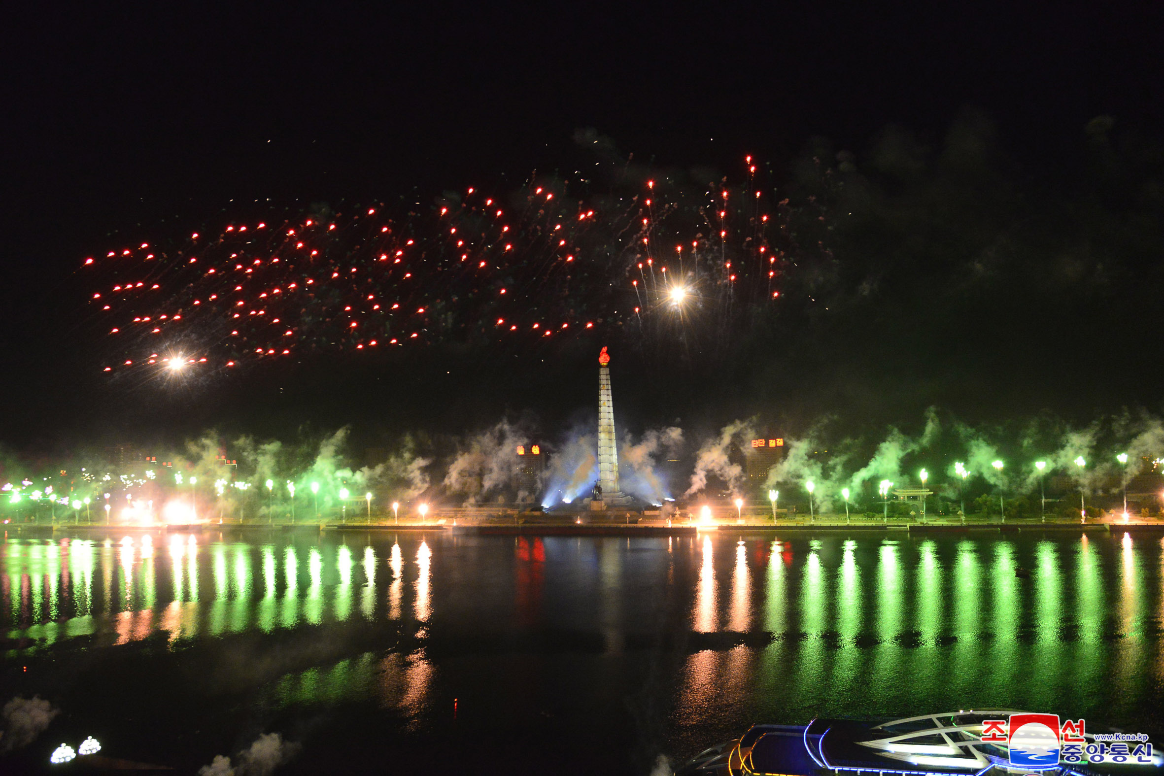 Velada de fuegos artificiales en festejo al 75º aniversario de la fundación del PTC
