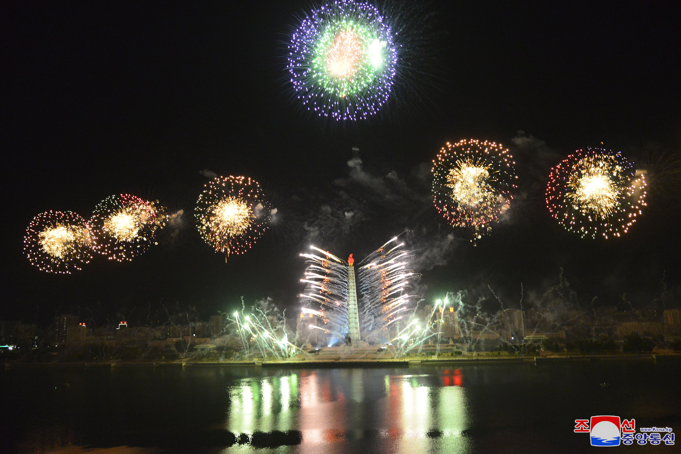 Velada de fuegos artificiales en festejo al 75º aniversario de la fundación del PTC