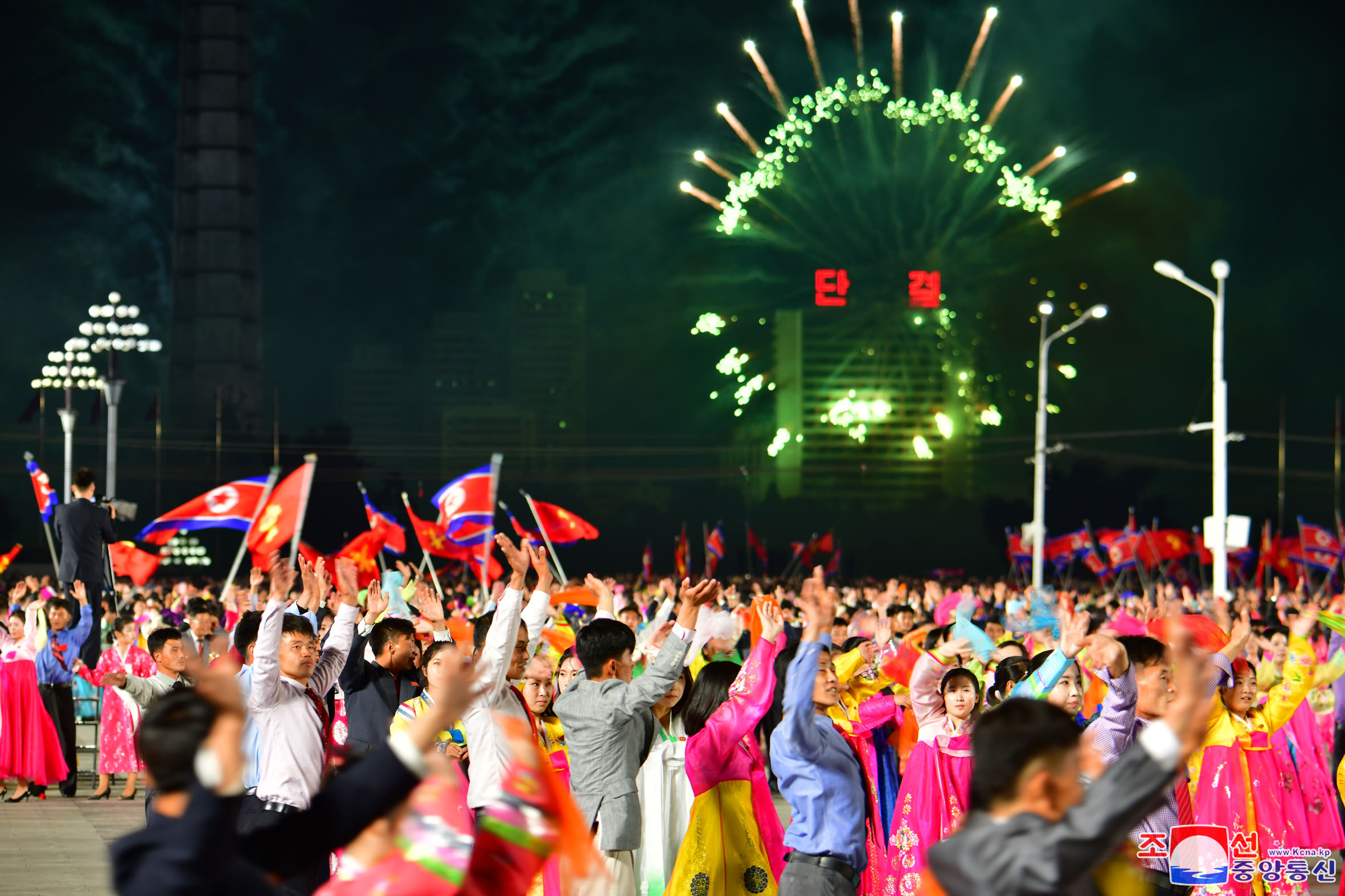 Velada de fuegos artificiales en festejo al 75º aniversario de la fundación del PTC