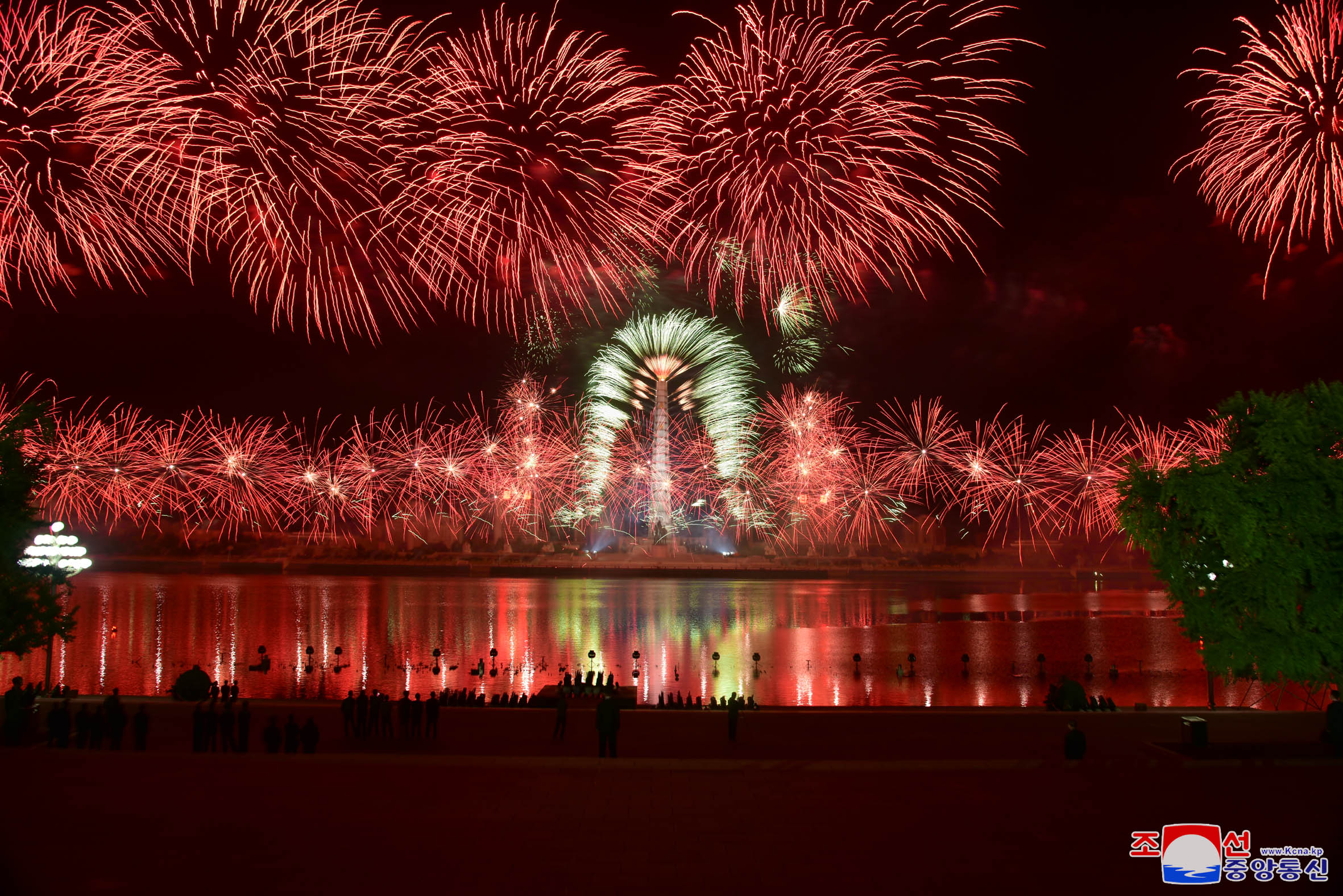Velada de fuegos artificiales en festejo al 75º aniversario de la fundación del PTC