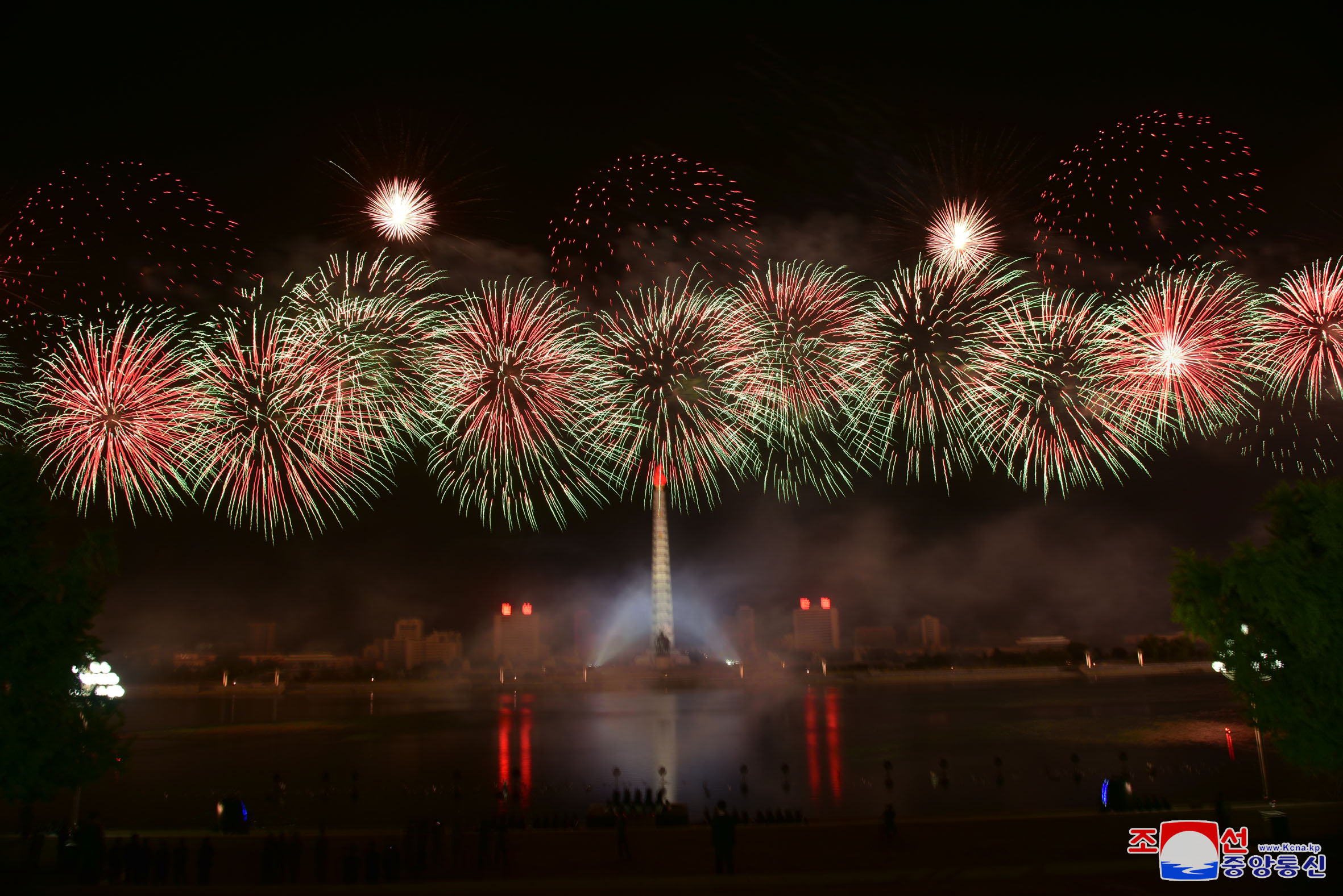 Velada de fuegos artificiales en festejo al 75º aniversario de la fundación del PTC