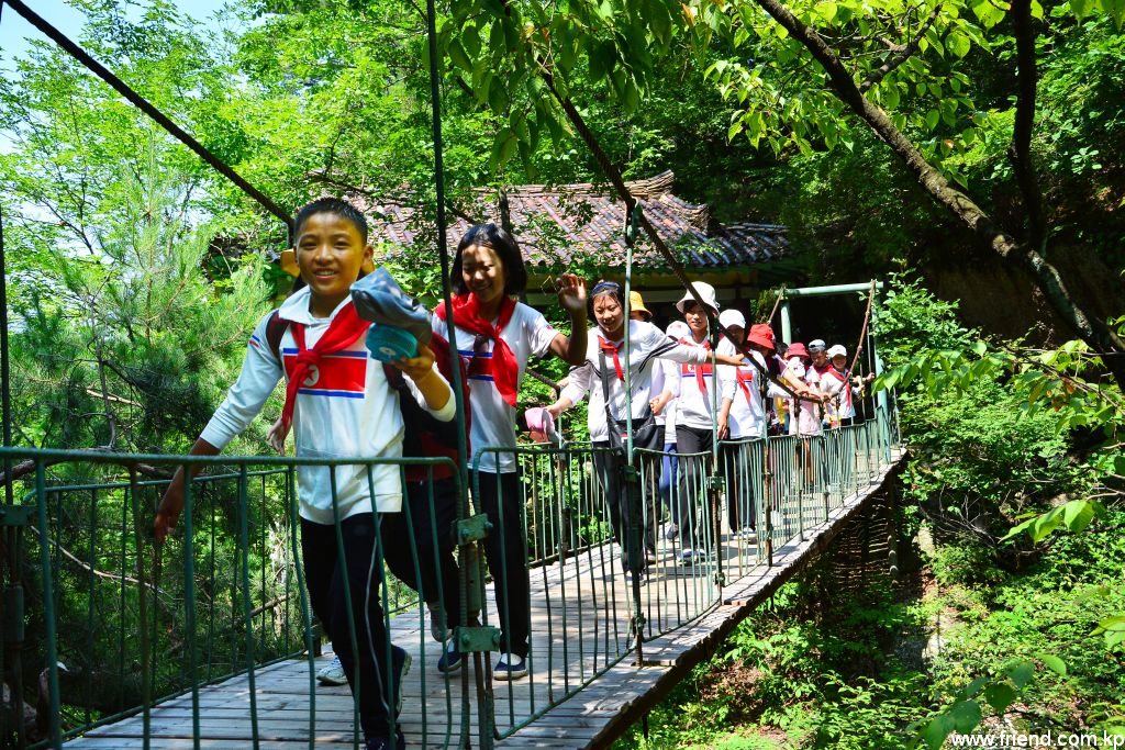 Colonie de vacances des alpinistes de l’Organisation des enfants de Myohyangsan de la ville de Pyongyang