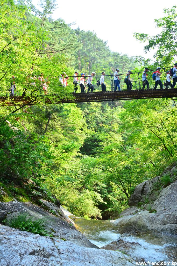 Colonie de vacances des alpinistes de l’Organisation des enfants de Myohyangsan de la ville de Pyongyang