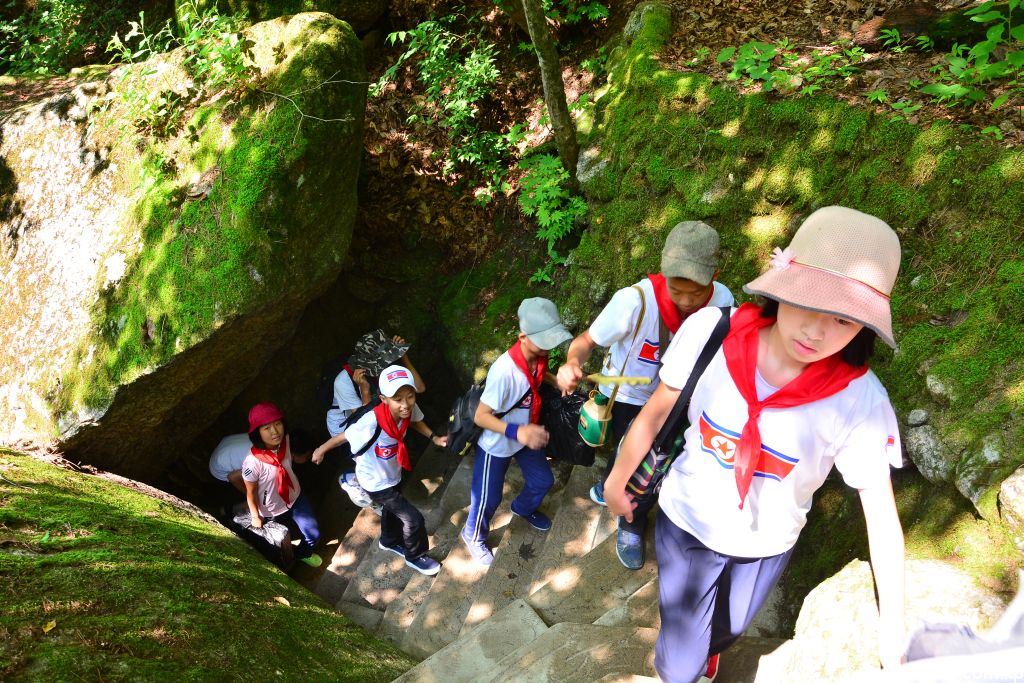 Colonie de vacances des alpinistes de l’Organisation des enfants de Myohyangsan de la ville de Pyongyang
