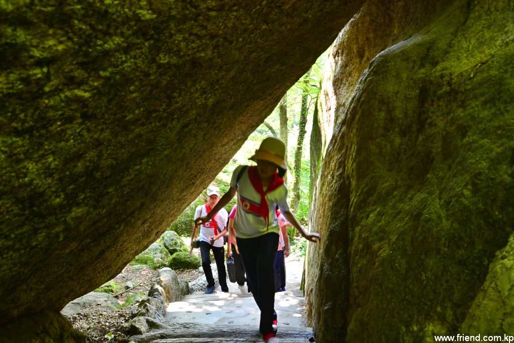 Colonie de vacances des alpinistes de l’Organisation des enfants de Myohyangsan de la ville de Pyongyang