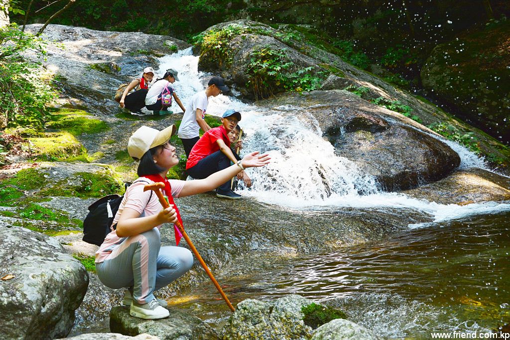 Colonie de vacances des alpinistes de l’Organisation des enfants de Myohyangsan de la ville de Pyongyang