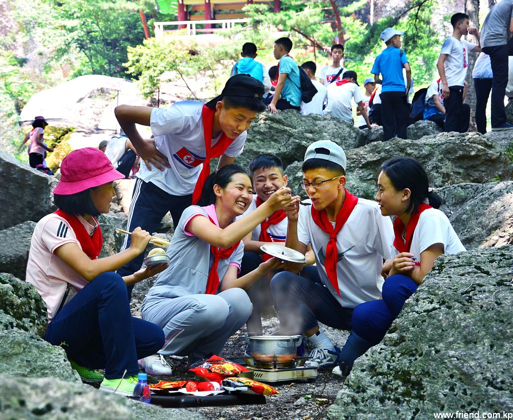 Colonie de vacances des alpinistes de l’Organisation des enfants de Myohyangsan de la ville de Pyongyang