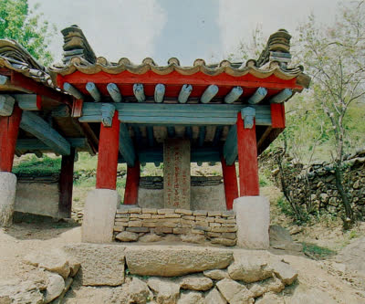 Le pavillon au-dessus de la stèle du Rim Kyong Op au temple Hyonchung