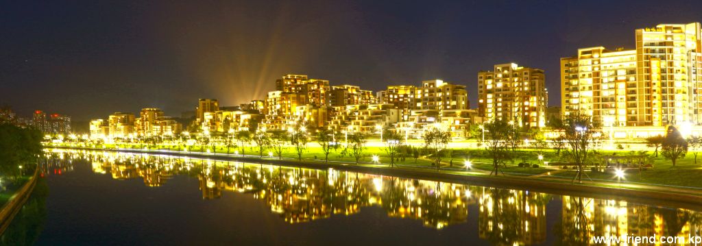 Le panorama nocturne de la commune de Kyongru