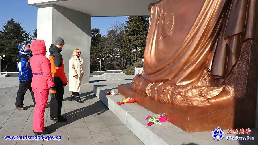 平壌市内の各所を参観するロシアの観光客