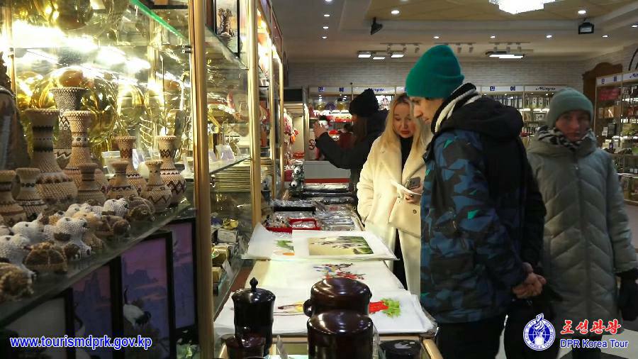 平壌市内の各所を参観するロシアの観光客