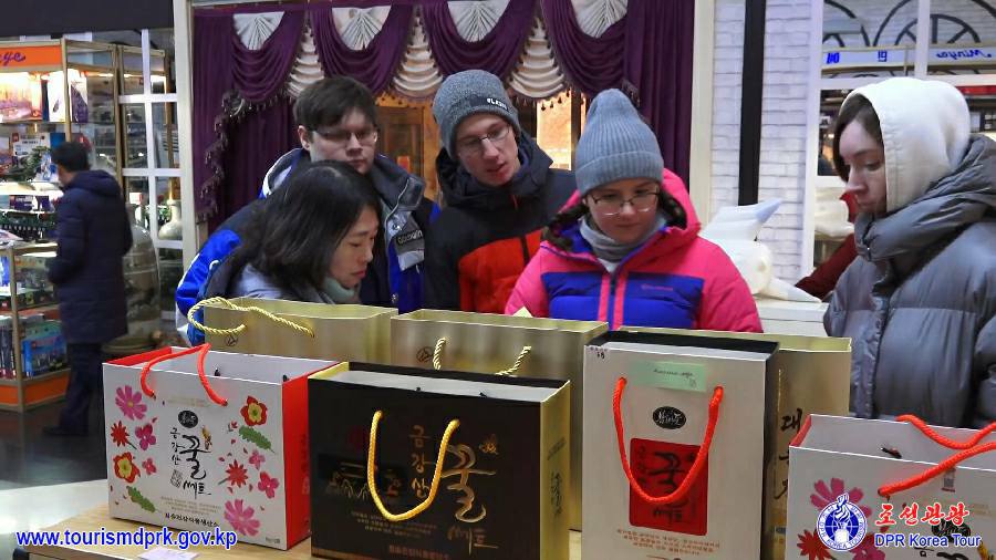 平壌市内の各所を参観するロシアの観光客