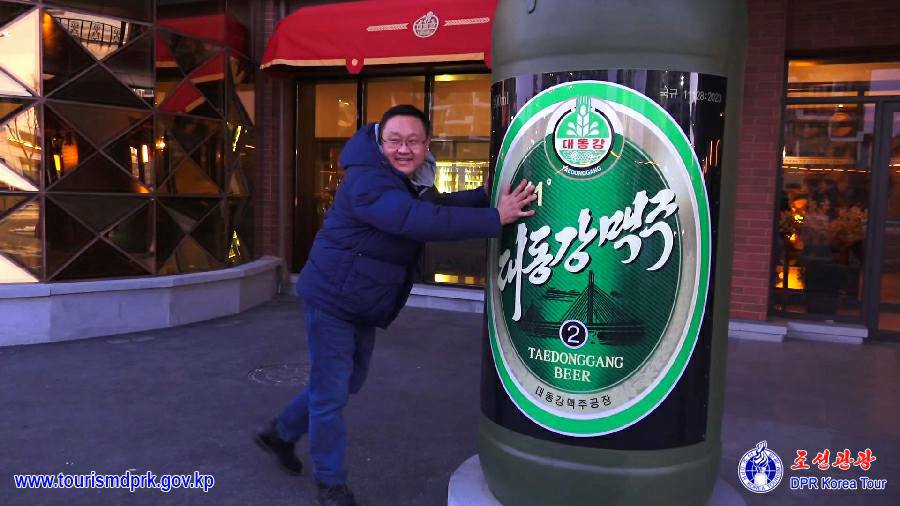 平壌市内の各所を参観するロシアの観光客