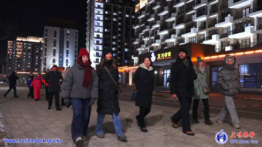 平壌市内の各所を参観するロシアの観光客