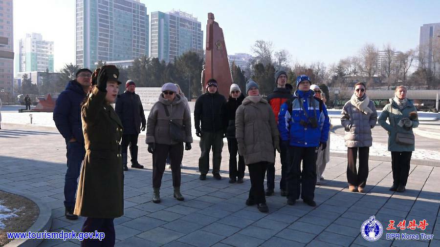 平壌市内の各所を参観するロシアの観光客