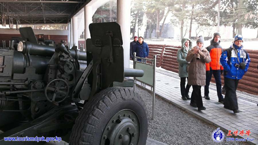 平壌市内の各所を参観するロシアの観光客