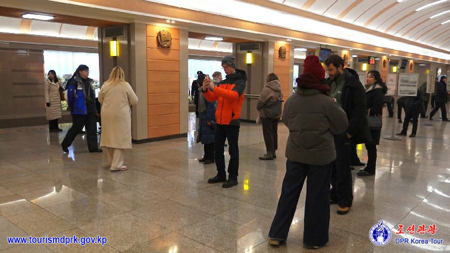 平壌市内の各所を参観するロシアの観光客