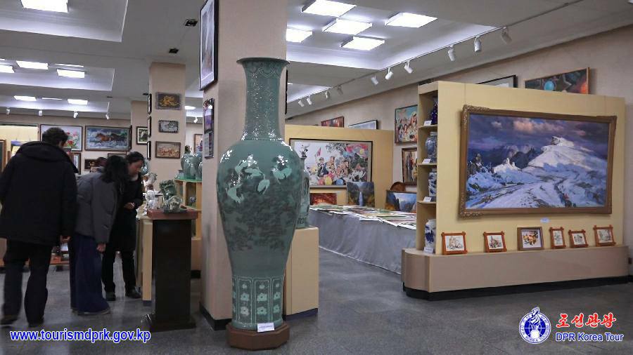 平壌市内の各所を参観するロシアの観光客