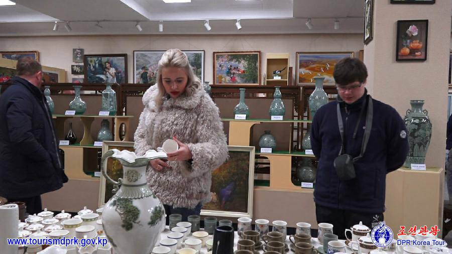 平壌市内の各所を参観するロシアの観光客