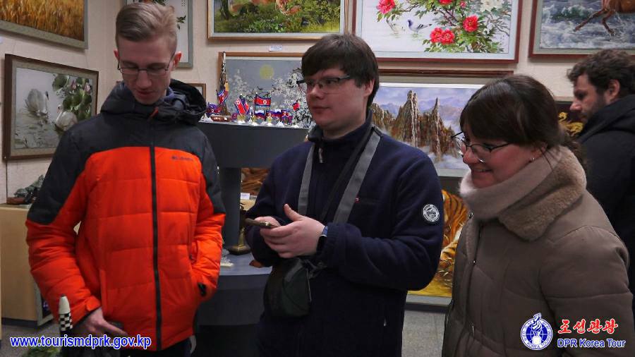 平壌市内の各所を参観するロシアの観光客