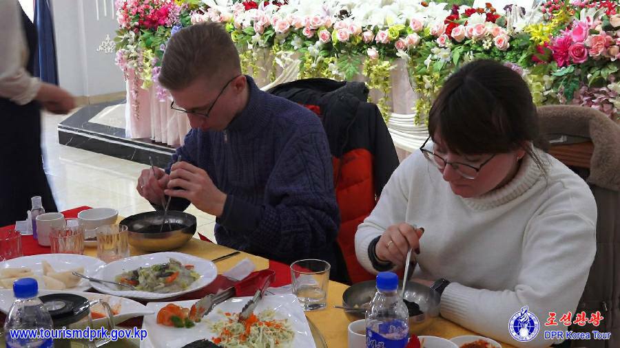 平壌市内の各所を参観するロシアの観光客