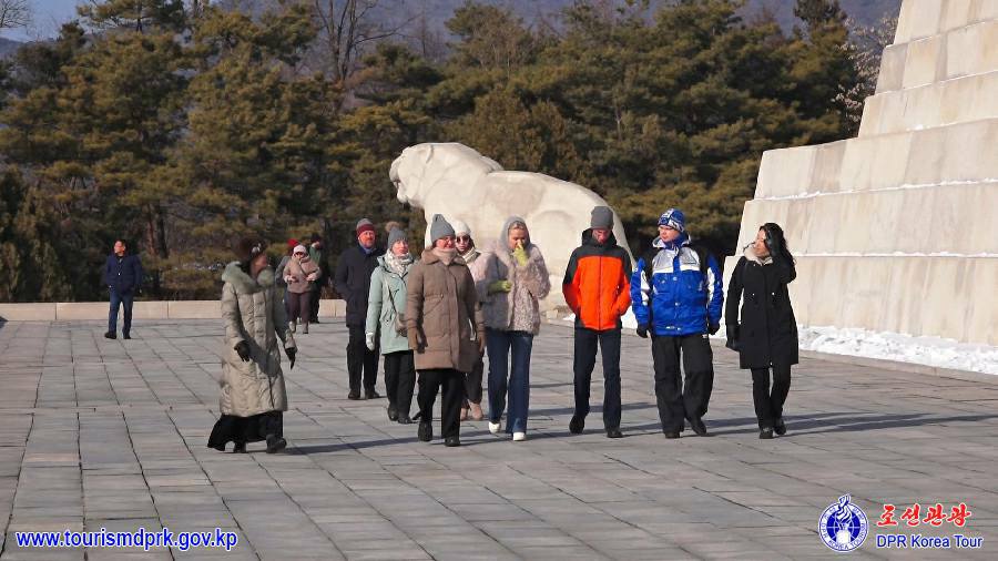 平壌市内の各所を参観するロシアの観光客