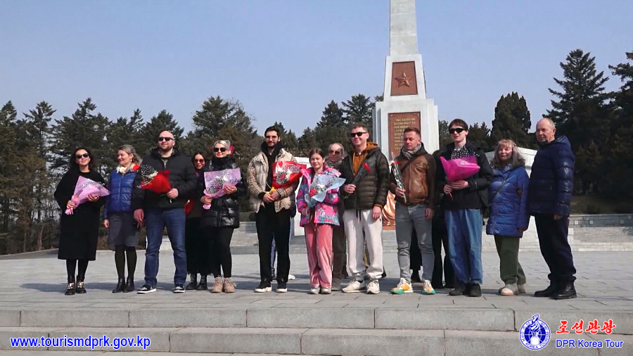 平壌市内の各所を参観するロシアの観光客(2)