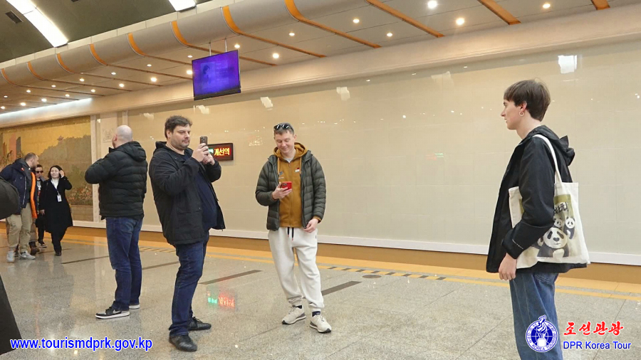 平壌市内の各所を参観するロシアの観光客(2)