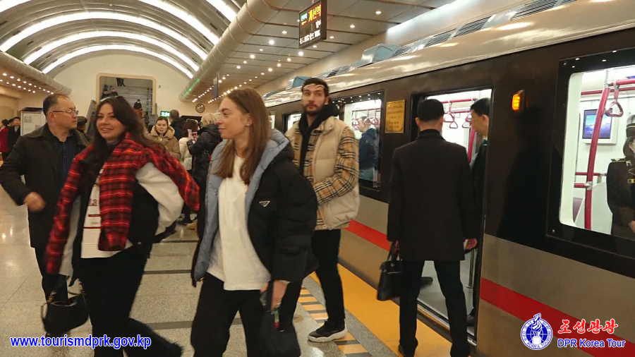 平壌市内の各所を参観するロシアの観光客(2)