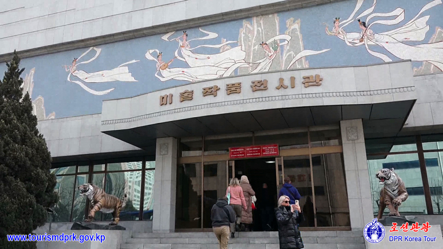 平壌市内の各所を参観するロシアの観光客(2)