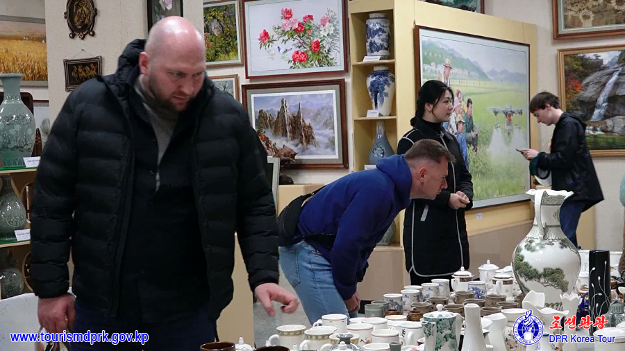 平壌市内の各所を参観するロシアの観光客(2)