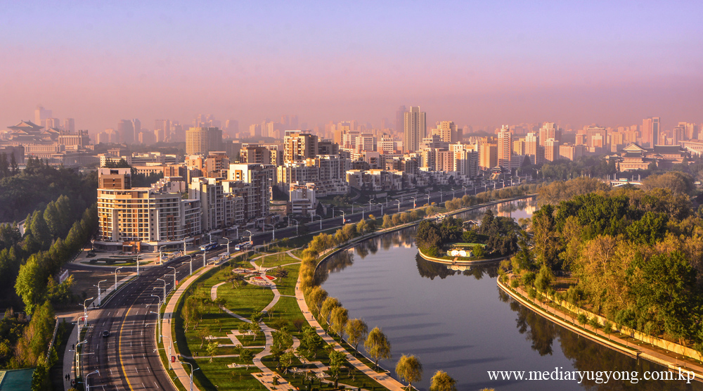 Zona residencial singular de terraza en la ribera del río Pothong