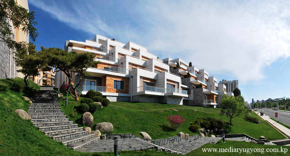 Zona residencial singular de terraza en la ribera del río Pothong
