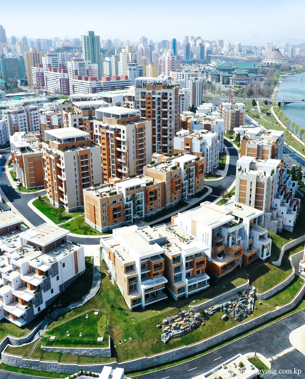 Zona residencial singular de terraza en la ribera del río Pothong