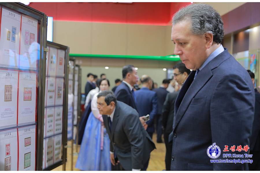 우표전람회《조선우표의 80년력사를 더듬어》