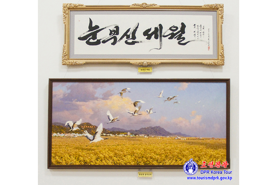 위대한 수령 김일성동지의 탄생 114돐경축 중앙미술전람회 진행