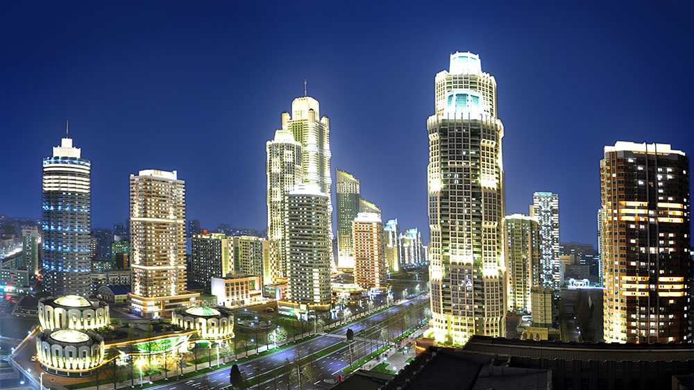 Panorama de luces en la avenida Ryomyong