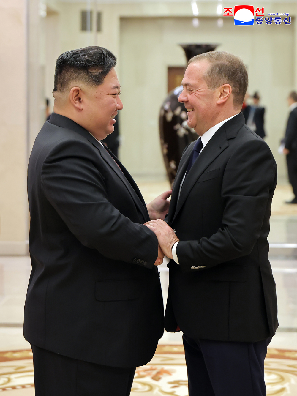 Le respecté camarade Kim Jong Un reçoit en audience Dmitri Medvedev