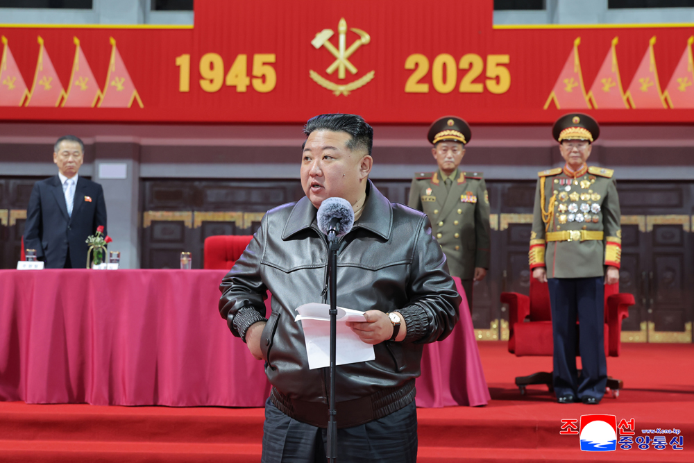 Le respecté camarade Kim Jong Un félicite et encourage les participants aux festivités du 80<sup>e</sup> anniversaire de la fondation du PTC ainsi que le personnel préparatoire, et assiste avec eux au grand spectacle gymno-artistique