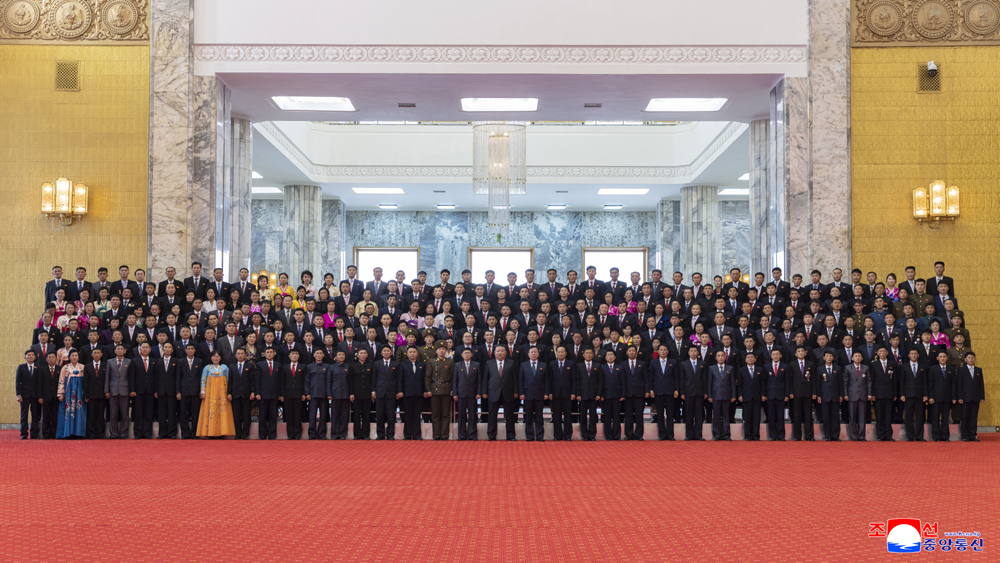 경애하는 김정은동지께서 조선민주주의인민공화국 헌법절기념행사와 신년경축행사에 초대된 로력혁신자, 공로자들을 만나시고 기념사진을 찍으시였다