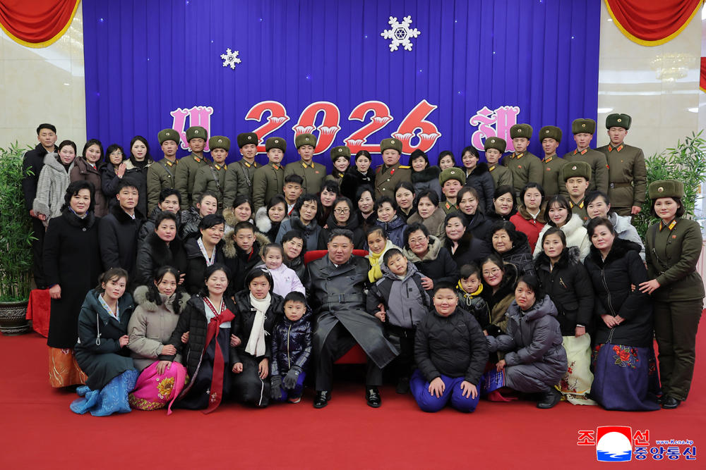 경애하는 김정은동지께서 신년경축행사에 참가한 해외작전부대 지휘관가족들을 만나시고 기념사진을 찍으시였다