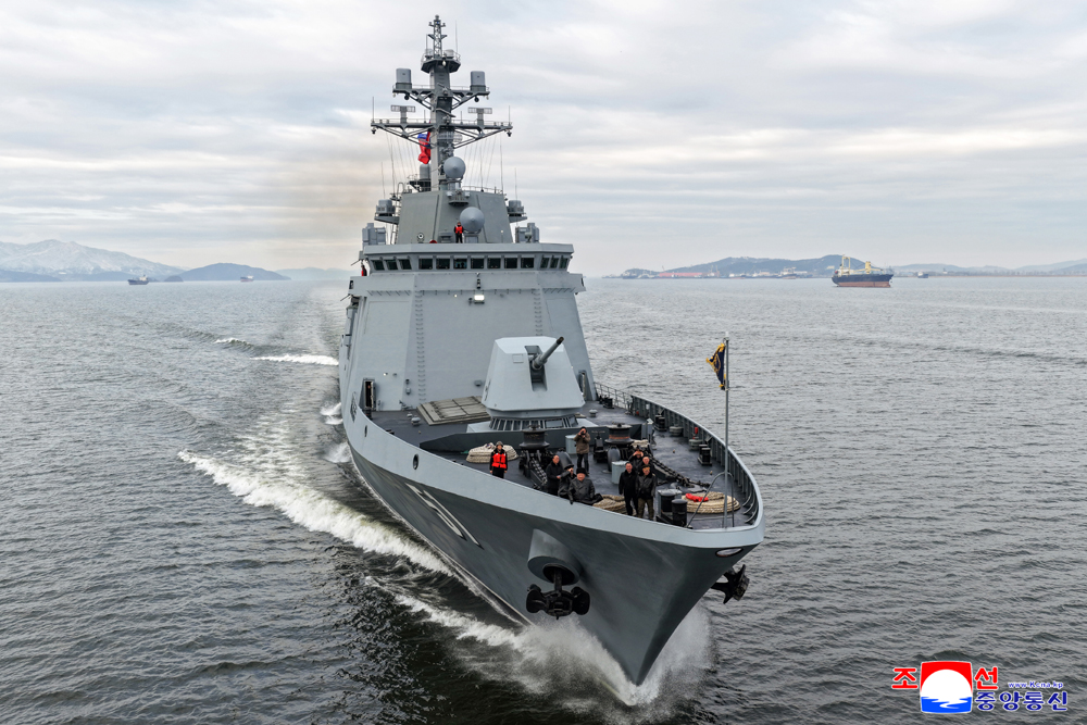 경애하는 김정은동지께서 구축함 《최현》호를 방문하시고 취역을 앞두고 진행중인 함의 작전수행능력평가시험공정을 료해하시였다