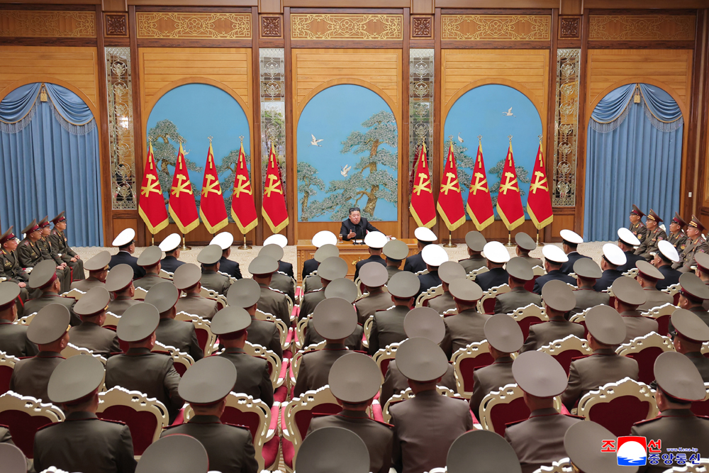 경애하는 김정은동지께서 전군의 사, 려단 지휘관회합을 소집하시고 그들을 만나시였다