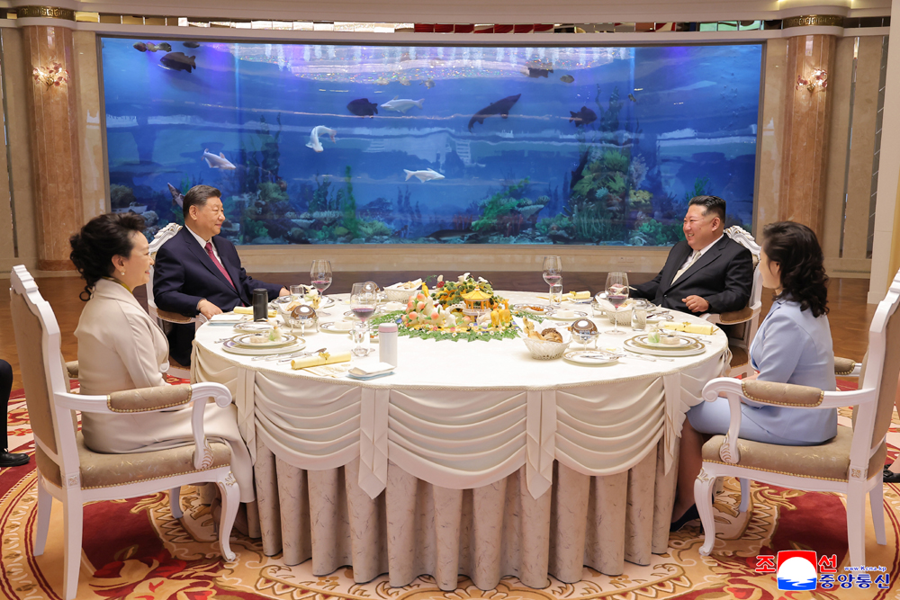 경애하는 김정은동지께서 습근평동지와 팽려원녀사를 위하여 오찬을 마련하시였다