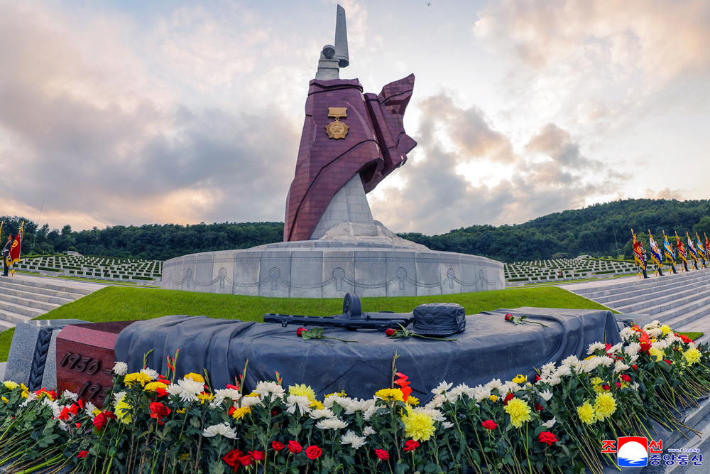 경애하는 김정은동지께서 전승절에 즈음하여 조국해방전쟁참전렬사묘를 찾으시였다