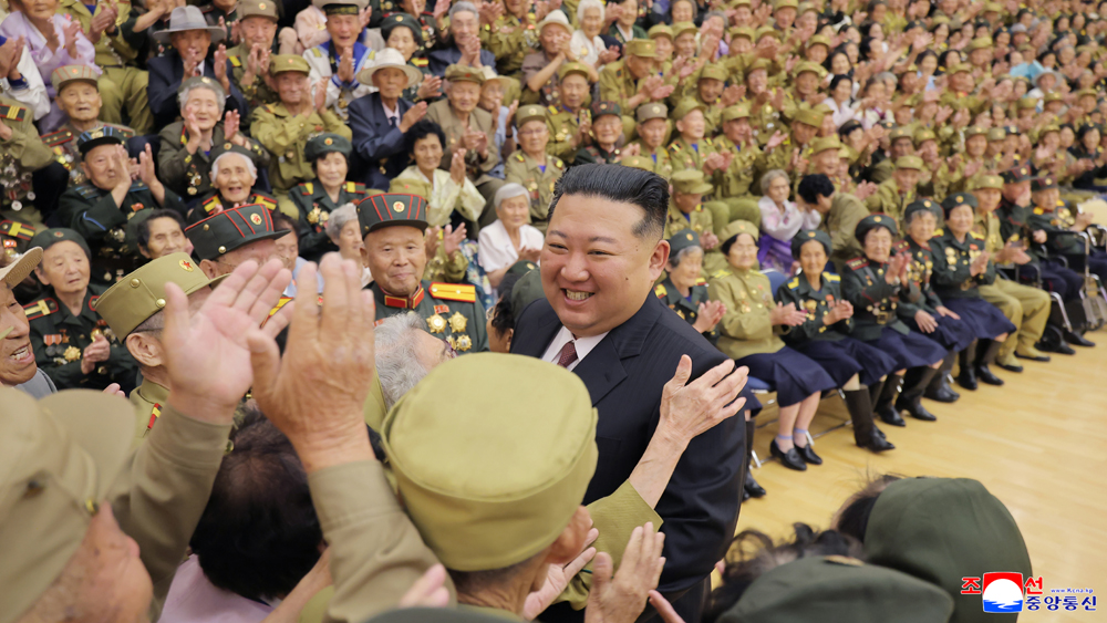 경애하는 김정은동지께서 전쟁로병들과 전시공로자들을 만나시고 기념사진을 찍으시였다