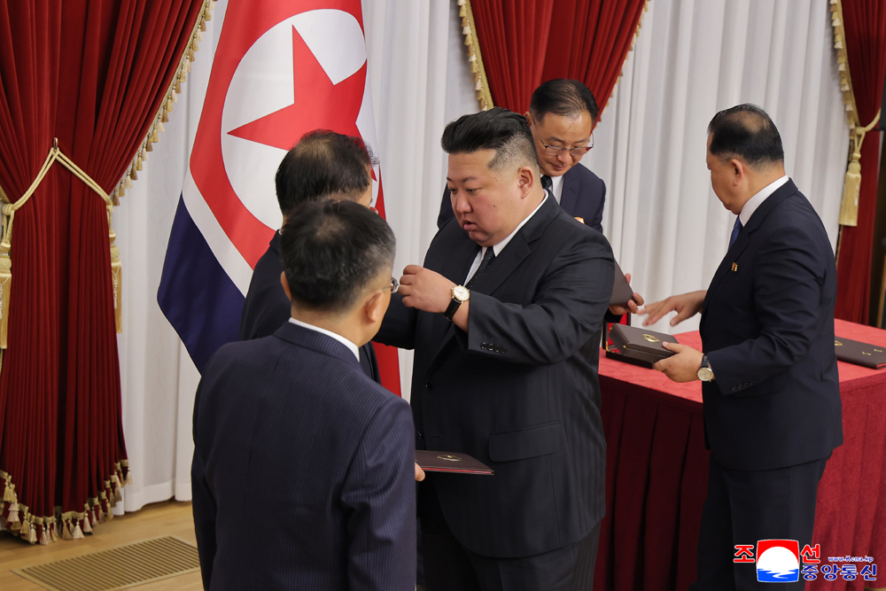경애하는 김정은동지께서 국방력강화에 특출한 공헌을 한 주요성원들에게 국가표창을 수여하시였다