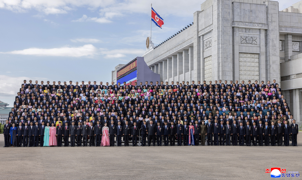 경애하는 김정은동지께서 국경절경축행사에 초대된 로력혁신자,공로자들을 만나시고 축하격려하시였다
