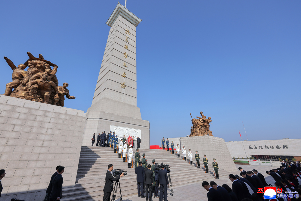 경애하는 김정은동지께서 중화인민공화국 료녕성 단동시를 방문하시였다